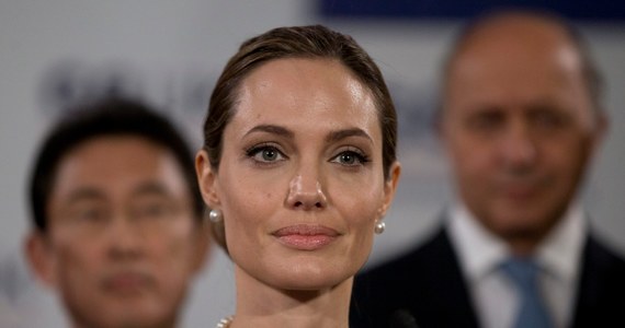 Ciotka amerykańskiej aktorki Angeliny Jolie zmarła wczoraj na raka piersi. Informację przekazała rzeczniczka jednego z kalifornijskich szpitali, dwa tygodnie po tym, jak Angelina oświadczyła, że zdecydowała się na podwójną mastektomię w obawie przed nowotworem.