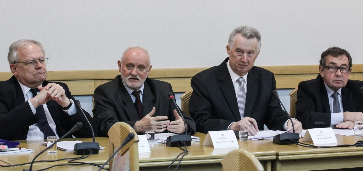 Resort Radosława Sikorskiego o wszystkim wiedział, a wyjazd do Moskwy zapowiadaliśmy już na konferencji w lutym - tak Państwowa Komisja Wyborcza odpowiada na pytania o spotkanie z szefem Centralnej Komisji Wyborczej Rosji. Wcześniej wyjaśnień od PKW zażądało Ministerstwo Spraw Zagranicznych. Resort jest oburzony i zaskoczony tym, że członkowie PKW debatowali z rosyjską CKW o organizacji wyborów i kampanii wyborczych. Wyjaśnień oczekuje również opozycja.