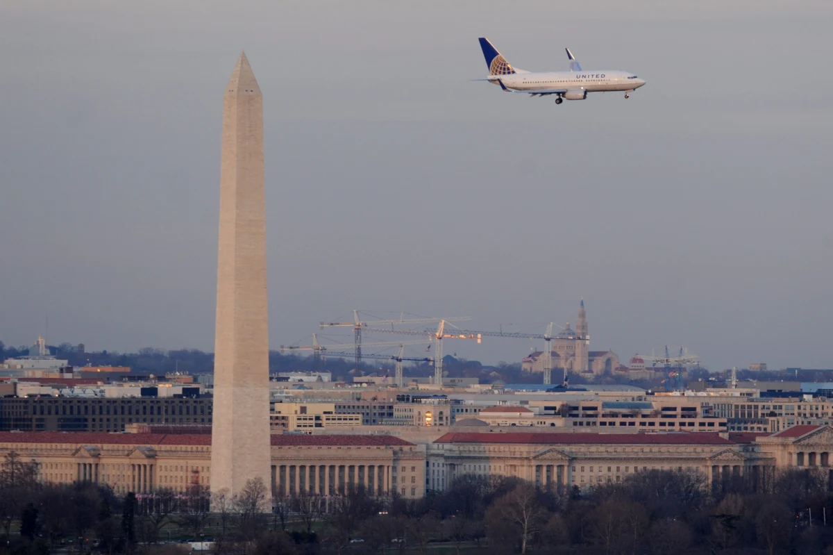 Federalna Administracja Lotnicza USA, a także Narodowa Komisja do spraw Bezpieczeństwa wszczęły śledztwo w sprawie incydentu przy lotnisku imienia Ronalda Reagana w Waszyngtonie. Samolot z 73 osobami na pokładzie o mały włos nie zderzył się z wojskowym śmigłowcem.