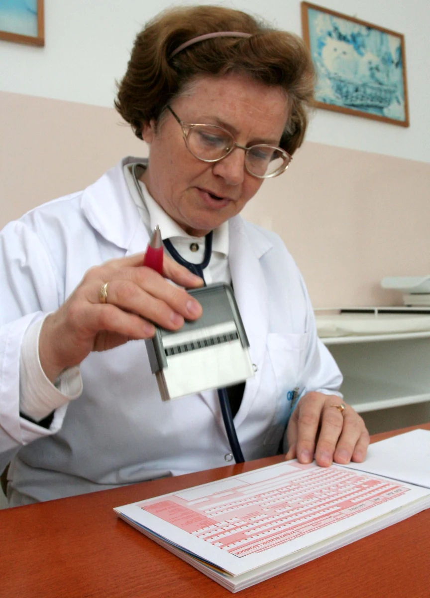 Koniec z symulowaniem chorób i lewymi zwolnieniami. Lekarze mają wystawiać e-zwolnienia, które błyskawicznie będzie kontrolował ZUS. Przeciwko pomysłowi rządu buntują się medycy - informuje "Metro".