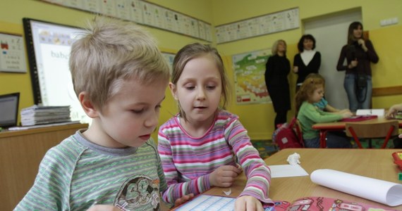 500 tysięcy podpisów zebrał Ruch Ratuj Maluchy, czyli rodzice przeciwni reformie związanej z obniżeniem wieku szkolnego - pisze "Gazeta Wyborcza". To wystarczy, żeby złożyć w Sejmie wniosek o narodowe referendum w tej sprawie.