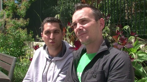 Vincent Autin i Bruno Boileau będą pierwszą francuską parą gejowską, która zawrze związek małżeński. Stanie się to już 29 maja, w Montpellier. Mężczyźni siłą rzeczy znaleźli się w "oku cyklonu" - w końcu to oni są pierwszymi beneficjentami ustawy legalizującej małżeństwa homoseksualne (przyznającej tym parom także prawo do adopcji), która podzieliła francuskie społeczeństwo. Od kilku dni we Francji ścierają się przeciwnicy i zwolennicy ustawy. W tej sytuacji nikogo nie dziwi szum medialny wokół ślubu Vincenta i Bruno. A jak radzą sobie z nim sami zainteresowani?