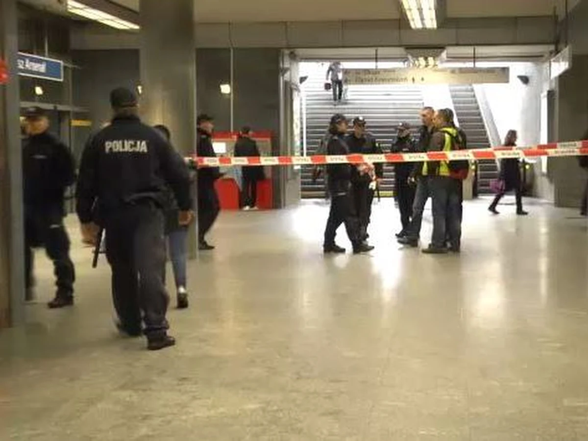 Niewielka paczka pozostawiona na stacji warszawskiego metra Ratusz Arsenał była przyczyną ewakuacji około tysiąca osób i wstrzymania ruchu kolejki. Gdy na miejsce przyjechali pirotechnicy, by sprawdzić podejrzany pakunek, okazało się, że w środku jest... potłuczony wazon.