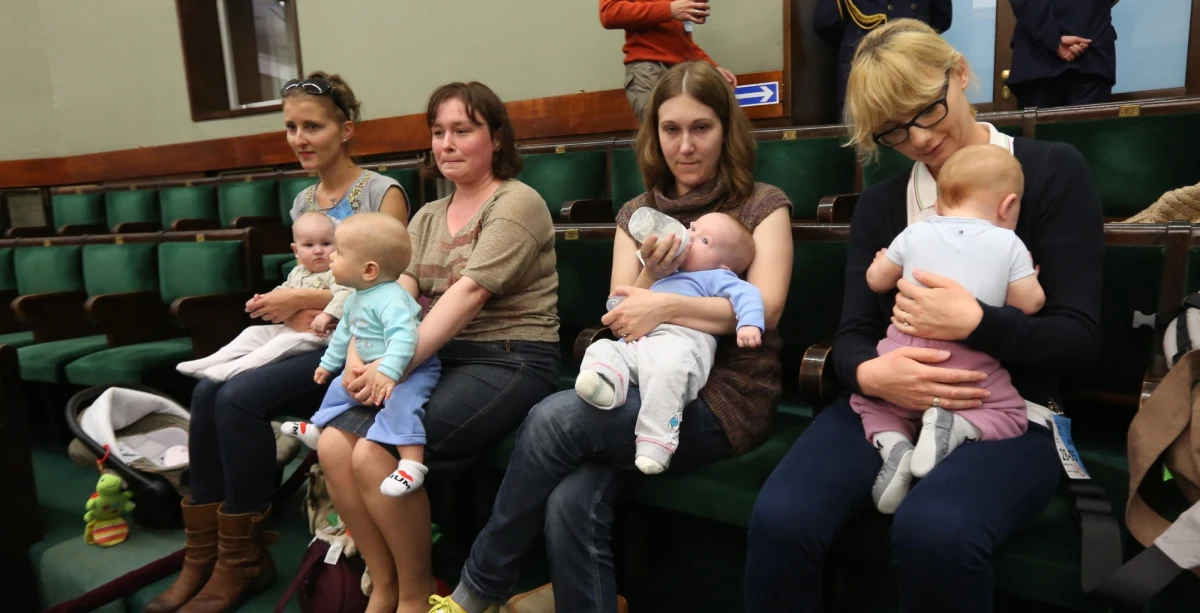 Sejm znowelizował Kodeks pracy tak, aby urlop macierzyński wydłużyć do roku. Teraz rodzic może spędzić z dzieckiem 24 tygodnie płatnego urlopu. Ustawa wejdzie w życie 17 czerwca. Dotyczyć będzie rodziców dzieci urodzonych po 31 grudnia ubiegłego roku. 