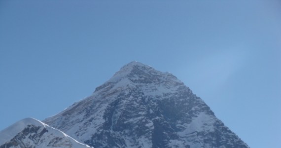 Dokładnie 60 lat temu, 29 maja 1953 roku, Edmund Hillary i Tenzing Norgay stanęli na szczycie Mount Everestu - najwyższej góry Ziemi. Wspinacze wyszli do ataku szczytowego z obozu na wysokości 8500 metrów, na wierzchołku stanęli o godzinie 6:30. Na górze zostawili słodycze i krzyżyk od kierownika wyprawy Johna Hunta.