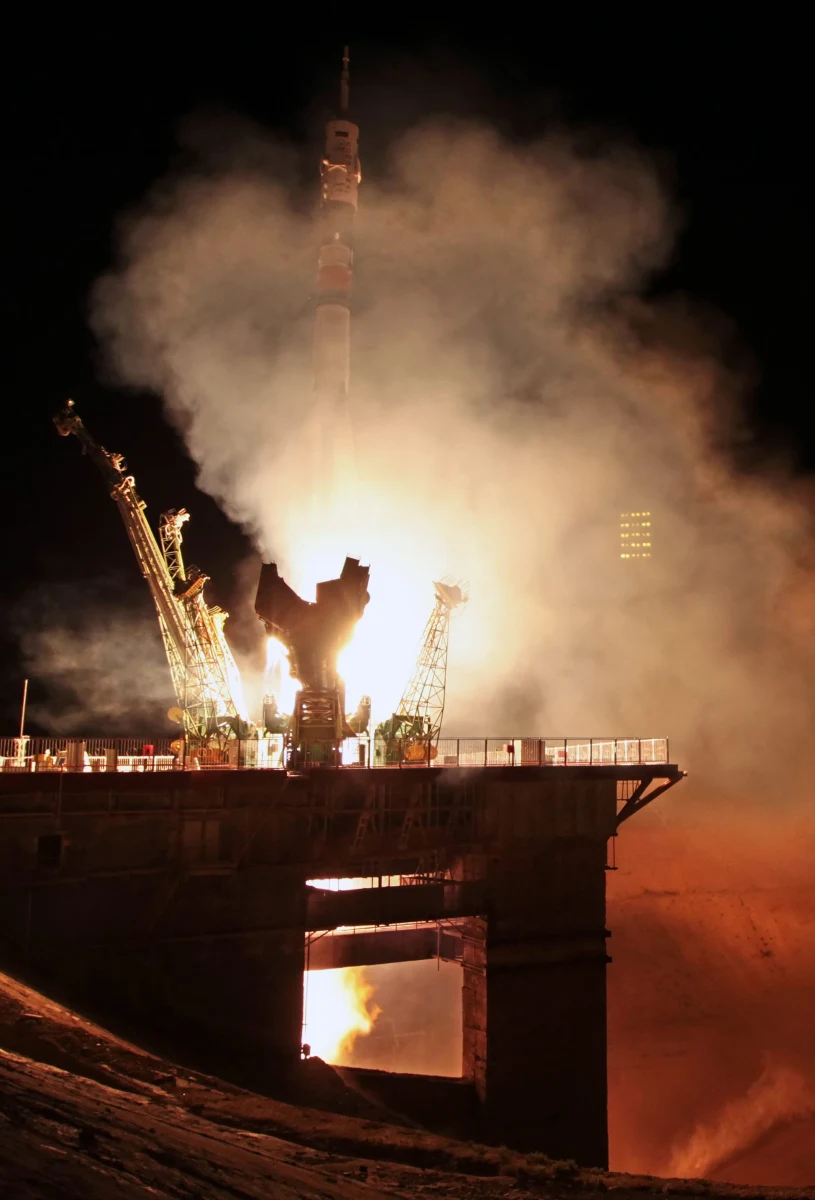 Rosyjski statek kosmiczny Sojuz z trzema astronautami na pokładzie przycumował nad ranem do Międzynarodowej Stacji Kosmicznej (ISS). Rosjanin, Włoch i Amerykanka spędzą na ISS sześć miesięcy, przeprowadzając różnego rodzaju eksperymenty.