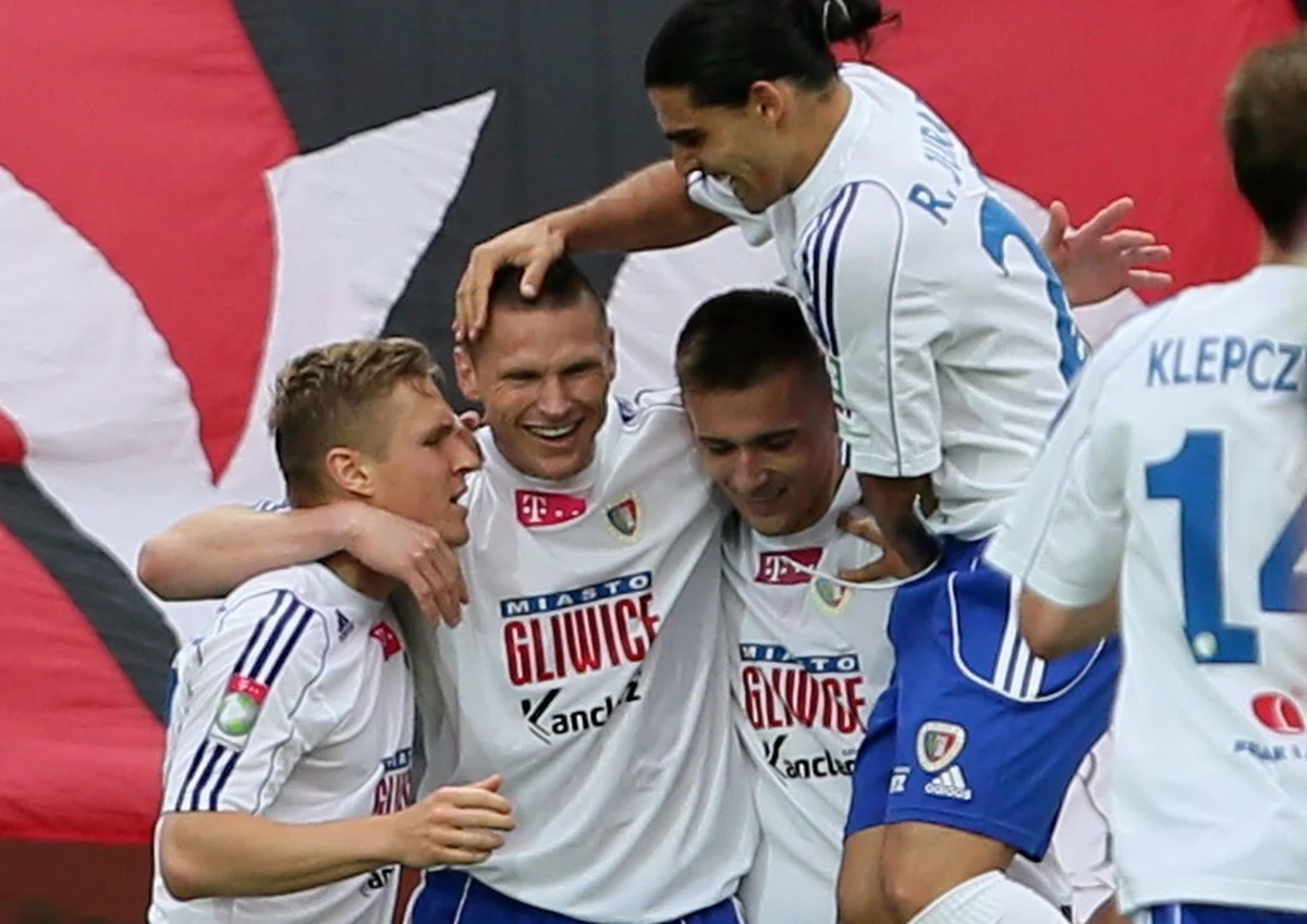 ​Piast Gliwice i Śląsk Wrocław zapewniły sobie w czwartek prawo do gry w eliminacjach Ligi Europejskiej. Obie drużyny zremisowały swoje mecz po 1:1. Nadal nie wiemy natomiast, kto pożegna się z Ekstraklasą. Będzie to ktoś z dwójki Podbeskidzie - GKS.