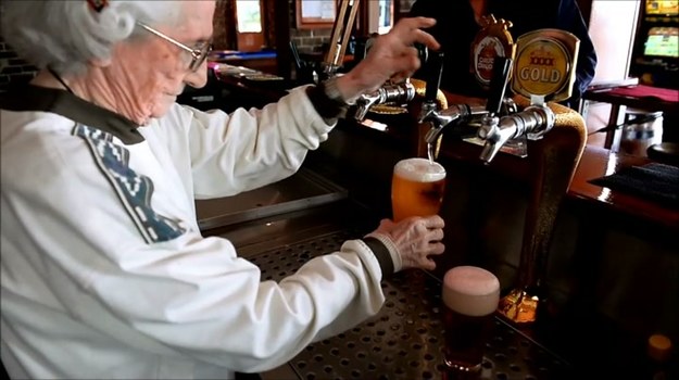 Lil Miles to najstarsza barmanka w Sydney – a prawdopodobnie także na świecie. 91-letnia prababcia gromadki wnucząt od ponad 40 lat nalewa piwo w barze należącego do jej rodziny hotelu Bells. Swoją pogodą ducha i energią zaraziłaby niejednego dwudziestolatka. "Nie zamierzam rezygnować" - podkreśla Lil, która twierdzi, że cechy, jakie powinien posiadać dobry barman, są takie same niezależnie od epoki. "Przede wszystkim barman powinien umieć słuchać ludzi" - mówi. Co ciekawe, sama nie przepada za "procentami"!