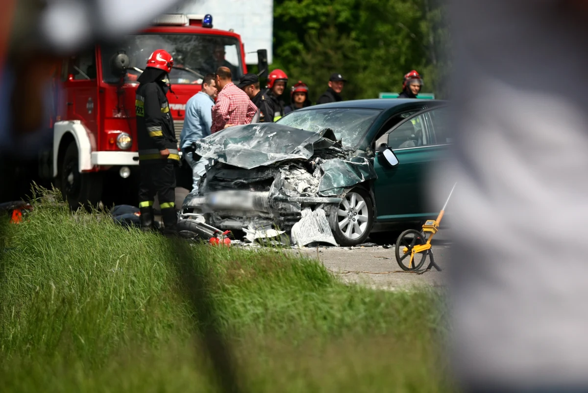 Prokuratura Rejonowa w Ciechanowie wszczęła śledztwo w sprawie wypadku samochodowego, w którym wczoraj pod Glinojeckiem zginęło 5 osób, a 3 zostały ranne. Śledztwo dotyczy naruszenia zasad bezpieczeństwa w ruchu lądowym i nieumyślnego spowodowania wypadku. 