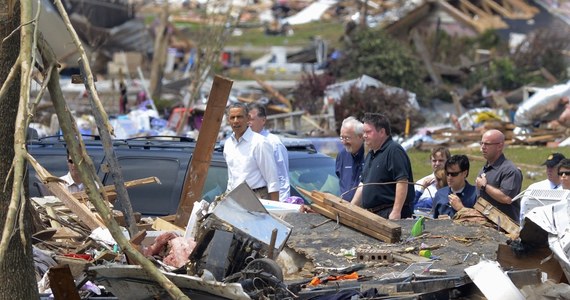 Gwałtowne burze i tornada przeszły przez Oklahomę w centrum USA i - jak poinformowały miejscowe władze - uderzyły już w przedmieścia stolicy tego stanu. Na skutek przejścia żywiołu zginęło pięć osób, w tym kobieta z dzieckiem. Są też znaczne straty materialne.