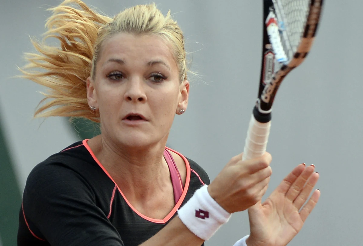 Agnieszka Radwańska po wygranej w trzeciej rundzie z Niemką Dinah Pfizenmaier 6:3, 6:4 awansowała do 1/8 finału Roland Garros. Mimo wcześniejszych problemów z mięśniem uda czuje się na kortach ziemnych w Paryżu coraz lepiej. "Jestem cała i zdrowa" - podkreśliła.