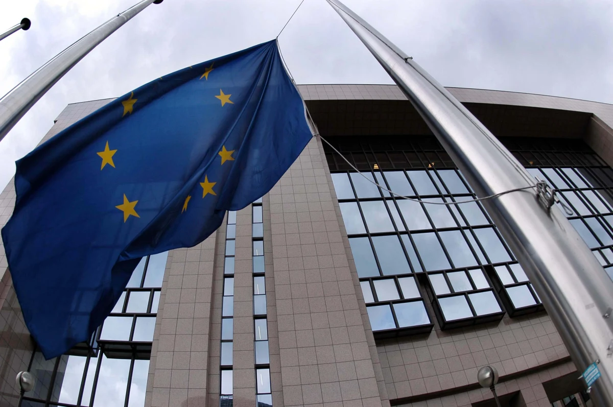 Zamiast ministra - tylko wiceminister. Szef MSW Bartłomiej Sienkiewicz nie pojawi się na kluczowym posiedzeniu unijnych ministrów spraw wewnętrznych, podczas którego dyskutowana będzie niekorzystna dla Polski propozycja Wielkiej Brytanii, Niemiec, Holandii i Austrii dotycząca ograniczenia swobody przemieszczania się pracowników. Nasz kraj reprezentował będzie jedynie zastępca Sienkiewicza - dowiedziała się korespondentka RMF FM Katarzyna Szymańska-Borginon.