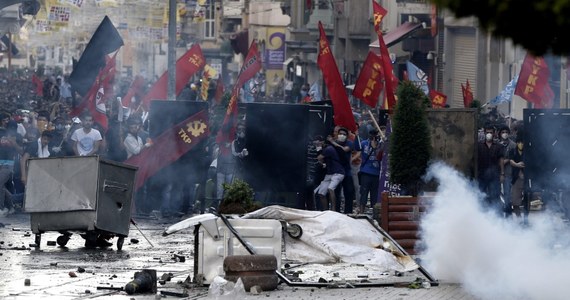 Setki demonstrantów zostały ranne w starciach z policją w Stambule. Kilkoro z nich straciło wzrok, bo pod ich nogami wybuchły pojemniki z gazem łzawiącym. Masowe demonstracje w obronie drzew wycinanych w miejscowym parku zaczęły się na początku tygodnia i przerodziły w antyrządowy protest. "Ludzie obawiają się, że armia zechce przejąć kontrolę nad miastem" - mówi w rozmowie z RMF FM mieszkanka Stambułu, pani Natalia.