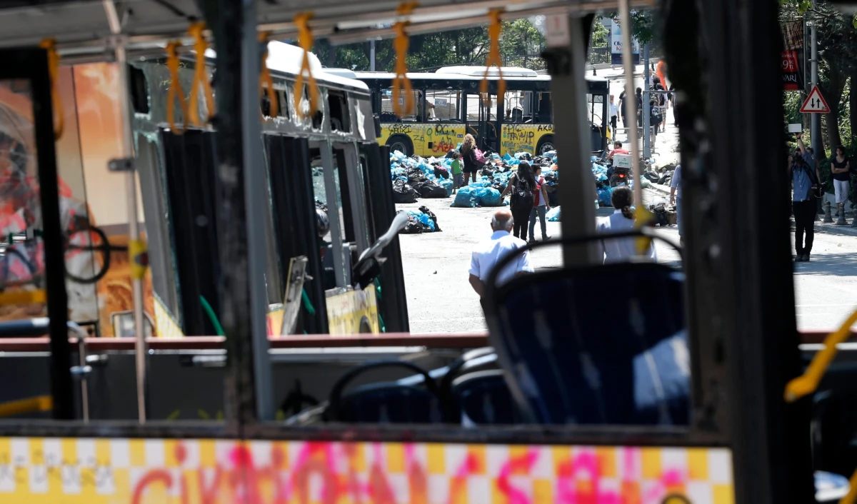 ​Turecka policja użyła gazu łzawiącego przeciwko demonstrantom w Ankarze - informuje Reuters, powołując się na naocznego świadka. Protestujący już czwarty dzień sprzeciwiają się rządowi premiera Recepa Tayyipa Erdogana.