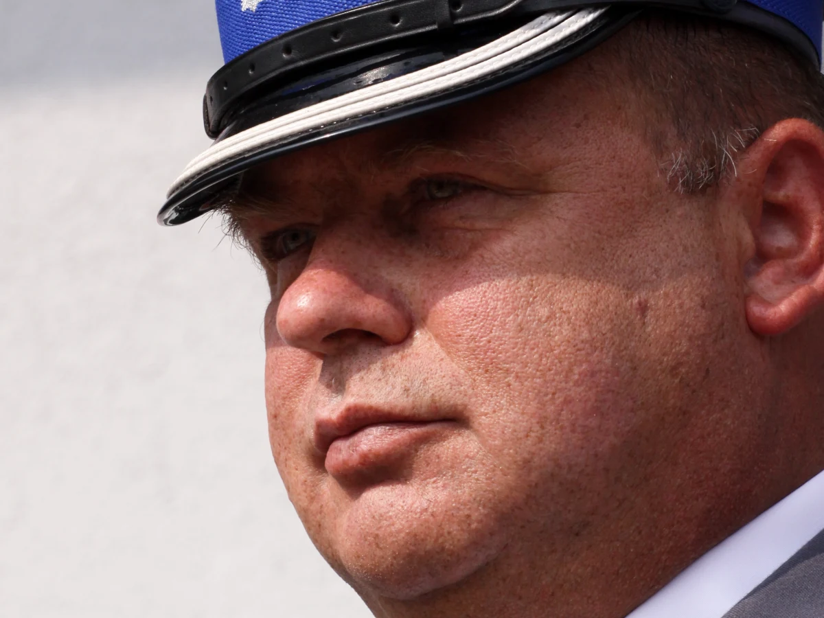 "To nie jest lokalna sprawa, afera z komendantem Marcem ciąży na wizerunku wszystkich policjantów w kraju" - mówi w rozmowie z dziennikarzem RMF FM Benedykt Nowak, szef policyjnych związkowców z Opola. Funkcjonariusze chcą, by minister spraw wewnętrznych wyjaśnił, jak to możliwe, że bohater opolskiej seksafery odszedł na emeryturę w jeden dzień, bez postępowania dyscyplinarnego. Pismo w tej sprawie zamierzają wysłać do MSW za pośrednictwem centrali związku.