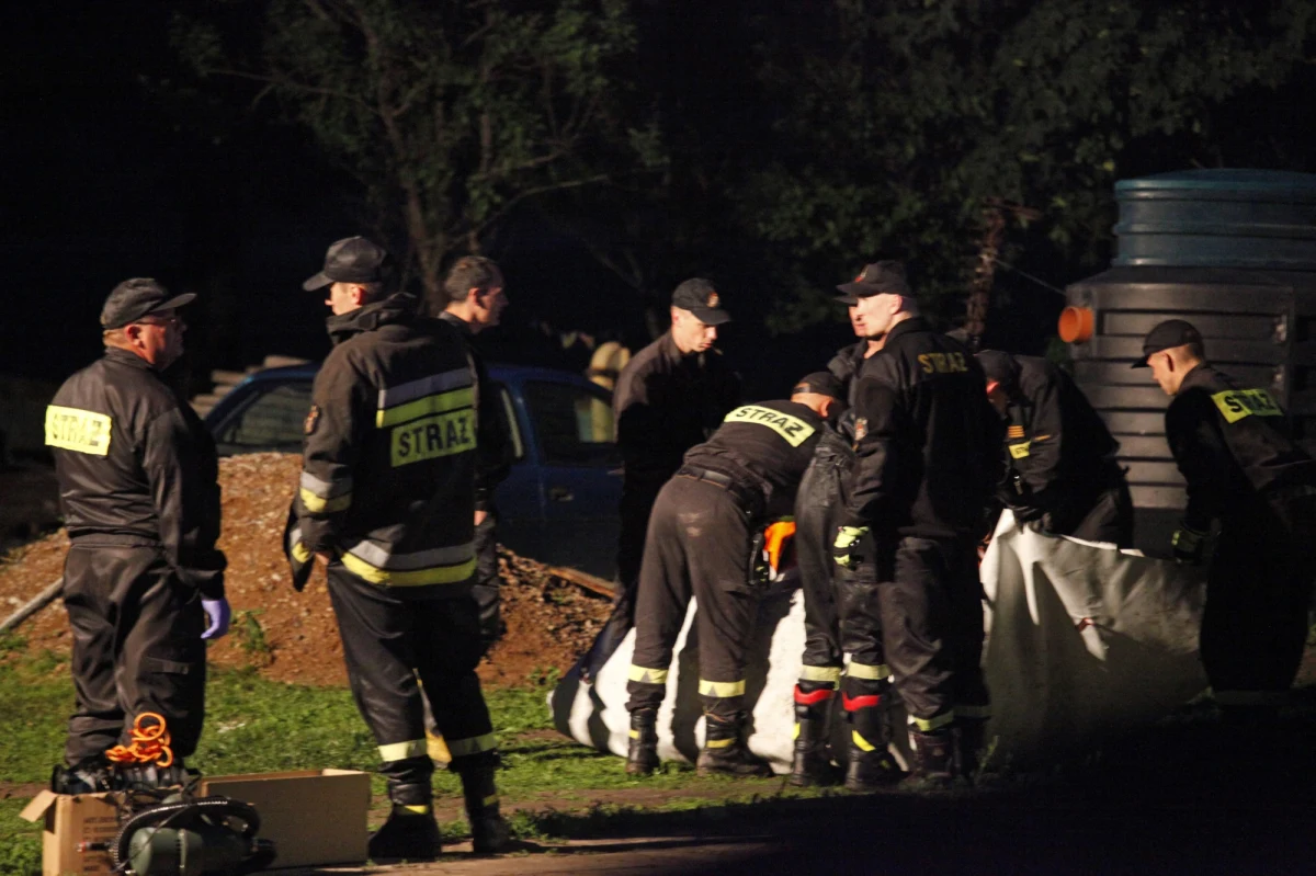 Mężczyznom, którzy utonęli w piątek w studni we wsi Jankielówka na Podlasiu, zabrakło tlenu. To wstępne ustalenia Prokuratury Rejonowej w Suwałkach. Dziś przeprowadzono sekcję zwłok jednego ze strażaków, który zginął podczas akcji ratunkowej.