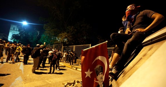Tysiące ludzi - już po raz czwarty z kolei - demonstrowały w nocy na placu Taksim w Stambule. W europejskiej części miasta, w dzielnicy Gumussuyu, w grupę około 500 demonstrantów policja wystrzeliła kilkadziesiąt granatów z gazem łzawiącym. Jedna osoba zginęła po tym, jak w tłum wjechał samochód.