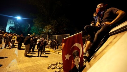 Stambuł w ogniu, ludzie na ulicach. Premier wyjechał do Maroka