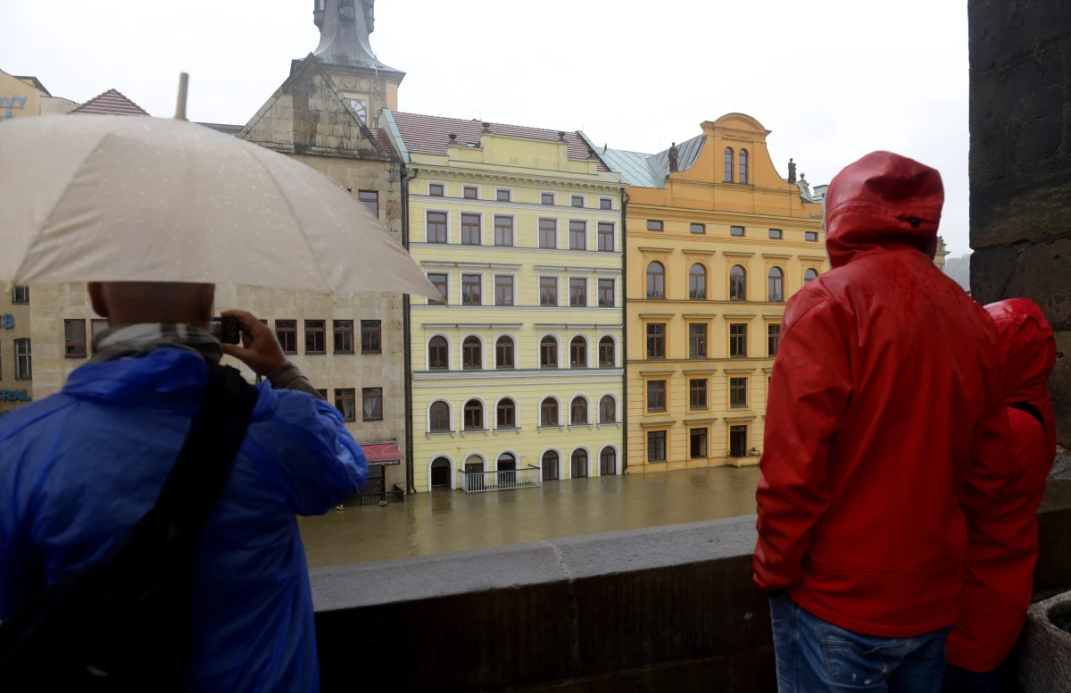 Poziom Wełtawy jest najwyższy od kilku dni, ale na razie nie będzie się podnosił - uspokaja sztab kryzysowy. Przez stolicę Pragi przeszła już fala kulminacyjna. Jak informuje nasz specjalny wysłannik Marcin Buczek, nad miastem pokazało się słońce i od kilku godzin nie pada. 
