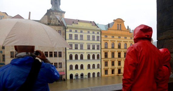 Poziom Wełtawy jest najwyższy od kilku dni, ale na razie nie będzie się podnosił - uspokaja sztab kryzysowy. Przez stolicę Pragi przeszła już fala kulminacyjna. Jak informuje nasz specjalny wysłannik Marcin Buczek, nad miastem pokazało się słońce i od kilku godzin nie pada. 