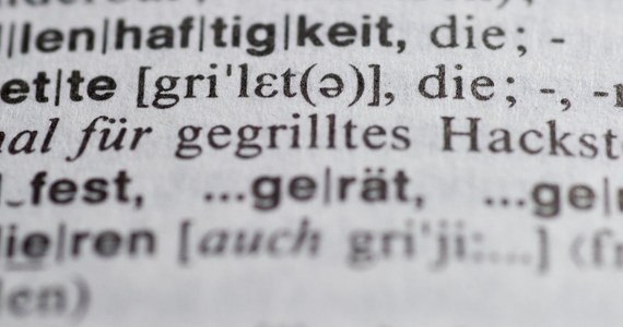 Najdłuższy, składający się aż z 63 liter wyraz "Rindfleischetikettierungsueberwachungsaufgabenuebertragungsgesetz" zniknął z języka niemieckiego. Nadal jednak nie brakuje w nim innych tasiemcowych słów, sprawiających kłopoty nie tylko cudzoziemcom.  