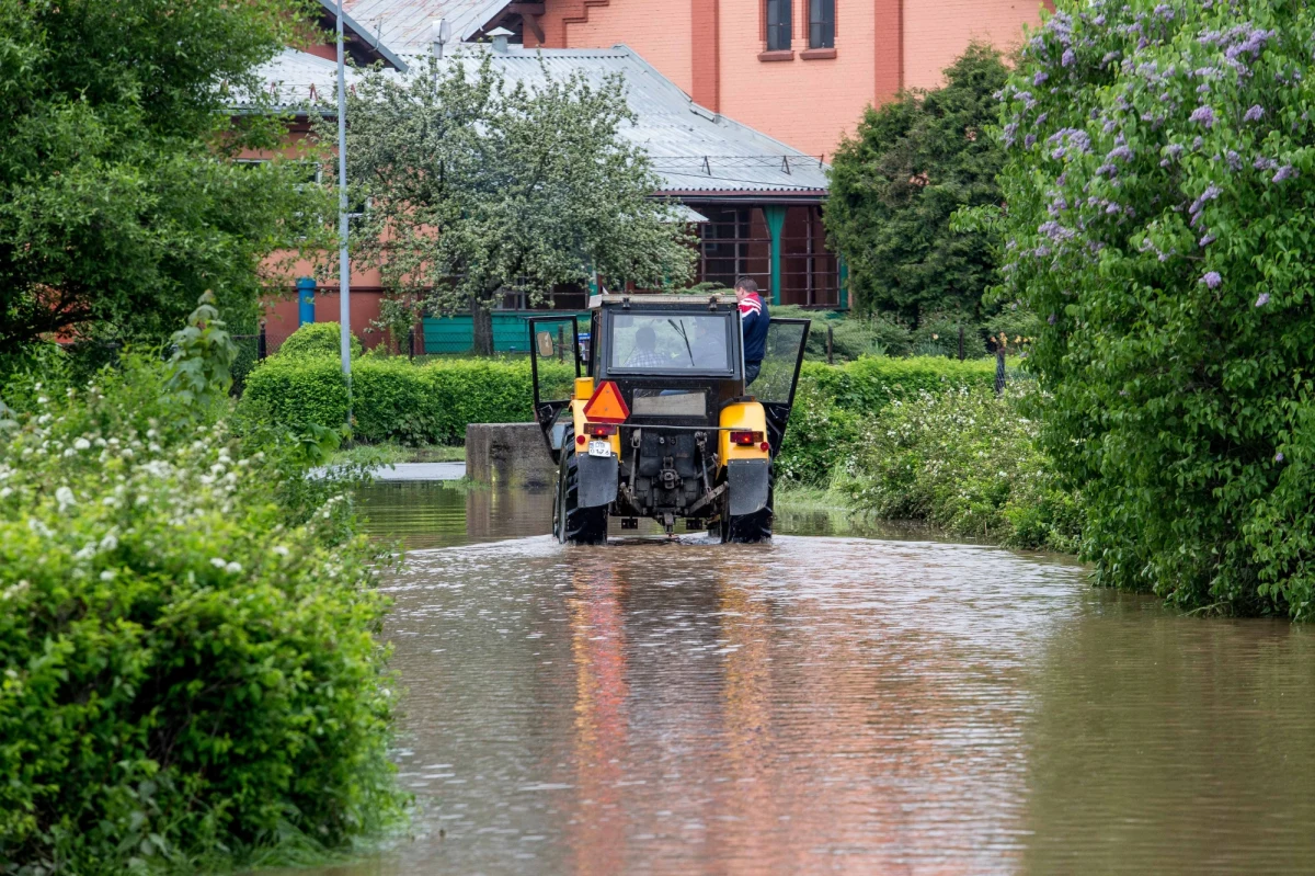 Na rzekach kilku regionów Polski utrzymują się wysokie stany wód. W lubuskim Gubinie ogłoszono alarm przeciwpowodziowy, podobnie jak w dwóch gminach w Łódzkiem i w małopolskim Oświęcimiu. Tymczasem synoptycy zapowiadają dalsze opady.