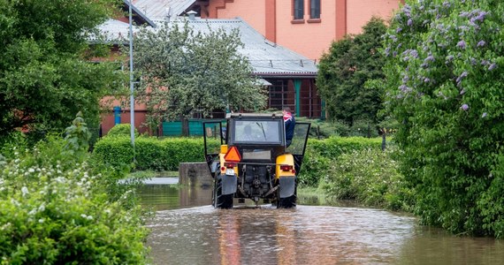 Na rzekach kilku regionów Polski utrzymują się wysokie stany wód. W lubuskim Gubinie ogłoszono alarm przeciwpowodziowy, podobnie jak w dwóch gminach w Łódzkiem i w małopolskim Oświęcimiu. Tymczasem synoptycy zapowiadają dalsze opady.