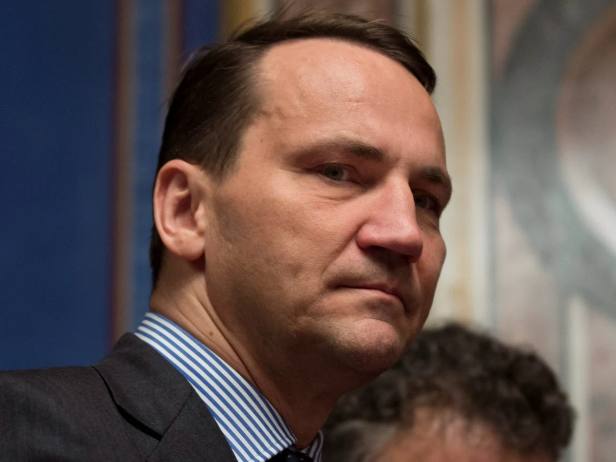 Szef MSZ Radosław Sikorski, który we wtorek spotkał się z amerykańskim sekretarzem energii powiedział: "Jesteśmy coraz bliżej rozstrzygnięć, które pozwolą nam importować gaz ze Stanów Zjednoczonych". Dodał, że polski terminal LNG "będzie mógł kupić gaz po bardziej konkurencyjnych cenach".