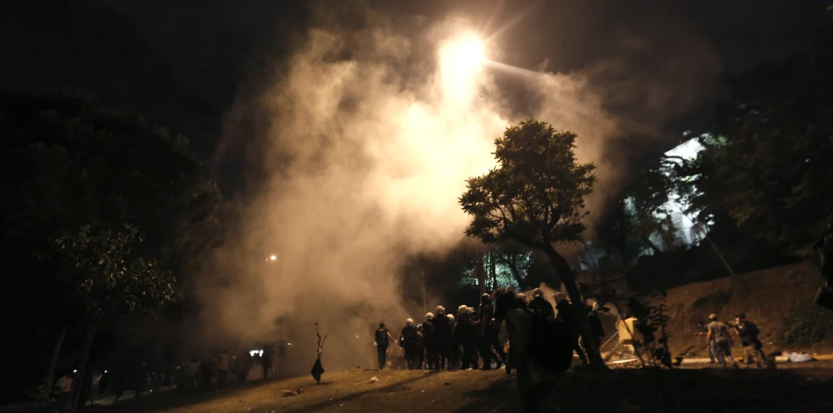 Turecka policja użyła w nocy gazu łzawiącego i armatek wodnych, aby rozpędzić setki uczestników antyrządowych demonstracji w Stambule i Ankarze - poinformowały lokalne media. Ministerstwo Spraw Zagranicznych zaleca Polakom ostrożność, choć zapewnia, że kurorty są bezpieczne. 