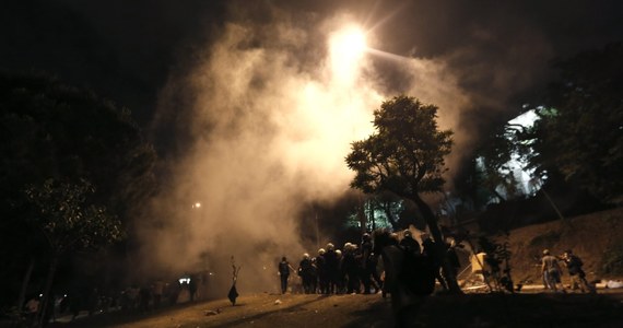 Turecka policja użyła w nocy gazu łzawiącego i armatek wodnych, aby rozpędzić setki uczestników antyrządowych demonstracji w Stambule i Ankarze - poinformowały lokalne media. Ministerstwo Spraw Zagranicznych zaleca Polakom ostrożność, choć zapewnia, że kurorty są bezpieczne. 
