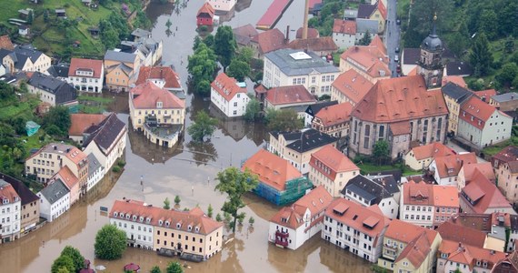 Do czterech wzrosła liczba osób uznanych w Niemczech za ofiary powodzi. Płynąca rzekami z południa Niemiec pierwsza fala wielkiej wody dociera do landów nad Morzami Bałtyckim i Północnym. 