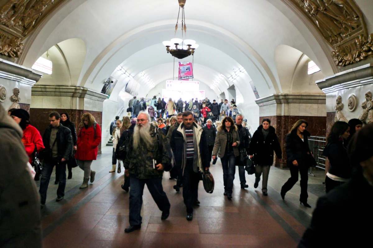 Co najmniej 30 osób ucierpiało w pożarze metra w centrum Moskwy. Powodem było zatrucie czadem. Niektórych poszkodowanych przewieziono do szpitali. Z zagrożonych stacji ewakuowano ponad 4,5 tys. pasażerów. 