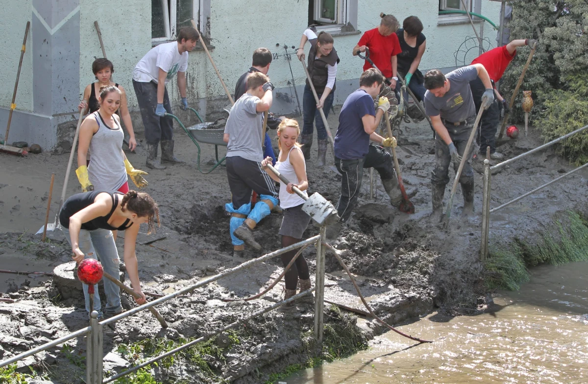 Bundeswehra została wezwana na pomoc strażakom, którzy walczą z powodzią w niemieckim Bitterfeld w Saksonii-Anhalt. 10 tysięcy mieszkańców miasta dostało polecenie natychmiastowej ewakuacji, bo wylaniem grozi pobliskie jezioro. W Halle rozpoczęła się zaś spontaniczna akcja obrony miasta przed wielką wodą.