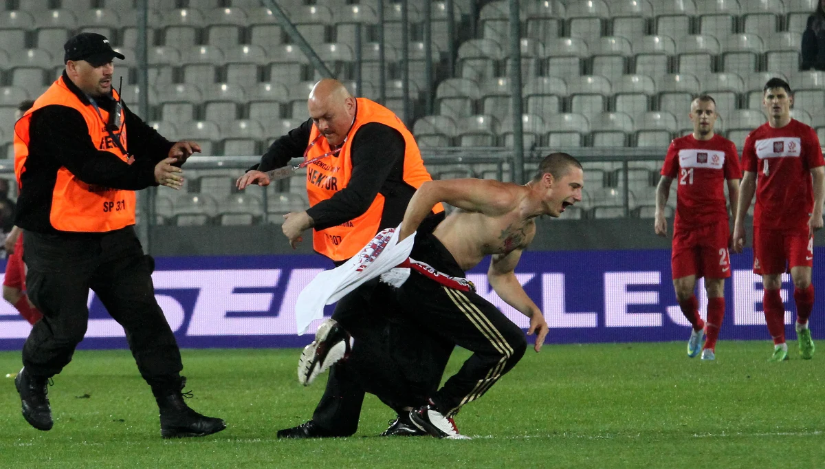 Dwaj mężczyźni, którzy wtargnęli na murawę podczas wtorkowego meczu Polska-Liechtenstein (2:0), zostali przesłuchani w krakowskiej prokuraturze. Jak informują śledczy, obaj chcą dobrowolnie poddać się karze. 