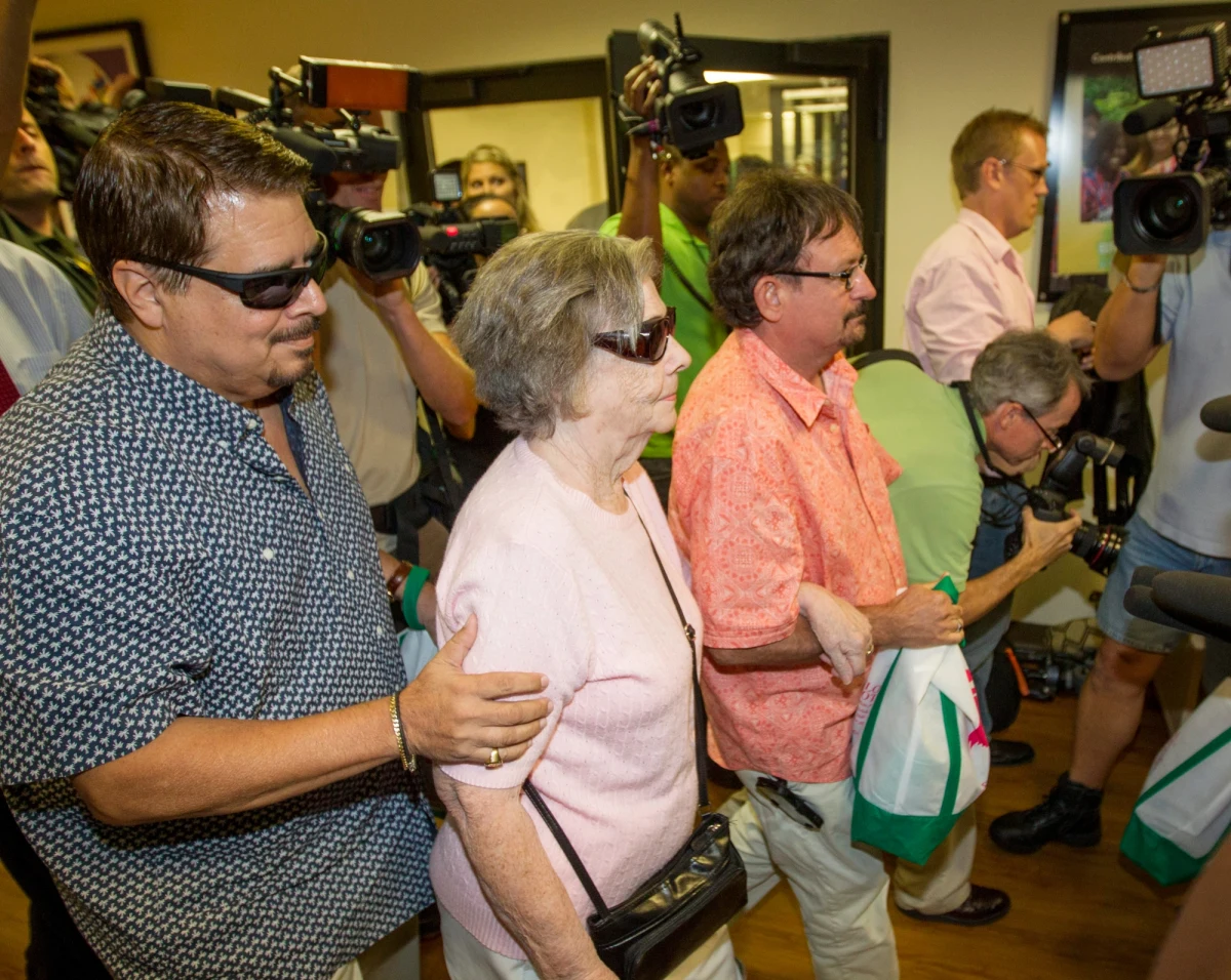 84-letnia Gloria MacKenzie, mieszkanka niewielkiego miasteczka Zephyrhills na Florydzie, wygrała główną wygraną w loterii Powerball w wysokości 590 mln dolarów. To największa wygrana w historii tej loterii. 