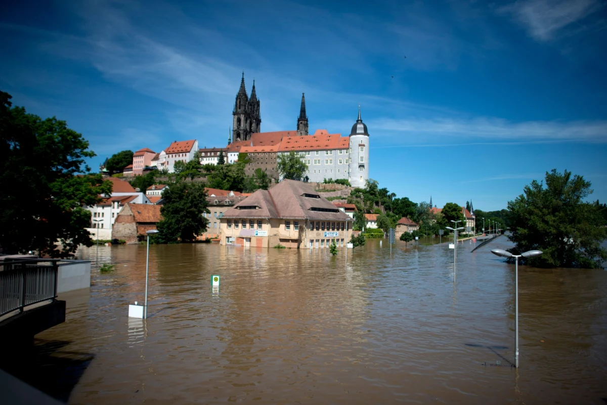Dwa i pół miliarda euro strat w wyniku powodzi obawia się sama tylko Saksonia. Władze tego landu od dziś będą wypłacać pieniądze powodzianom - do dwóch tysięcy euro na rodzinę. Zapowiedziano też kary. 