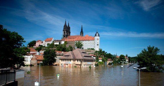 Dwa i pół miliarda euro strat w wyniku powodzi obawia się sama tylko Saksonia. Władze tego landu od dziś będą wypłacać pieniądze powodzianom - do dwóch tysięcy euro na rodzinę. Zapowiedziano też kary. 