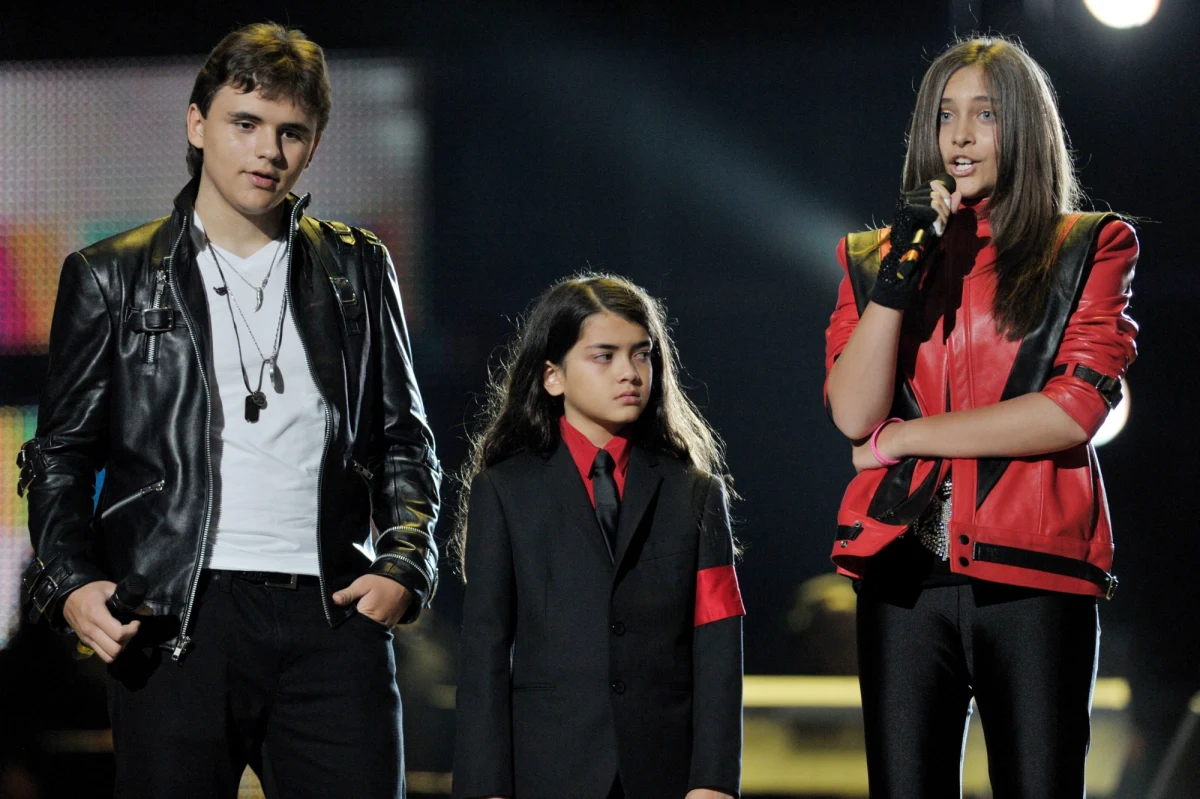 Paris Jackson, córka króla pop Michaela Jacksona, próbowała popełnić samobójstwo. 15-latka jest w szpitalu. Jej bliscy przekazali informację, że dziewczyna czuje się dobrze.