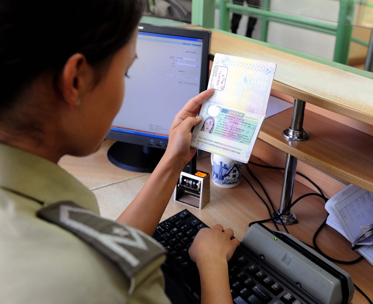 Twoje paszportowe zdjęcie może pokazać znacznie więcej, niż myślisz. Naukowcy West Virginia University w Morgantown opracowali program komputerowy, który na podstawie zdjęcia samej twarzy dość dokładnie określa BMI, czyli indeks masy ciała. Samo zdjęcie twarzy wystarcza więc, by ocenić, czy masz kłopoty z nadwagą, czy może cierpisz na anoreksję. Pisze o tym w najnowszym numerze czasopismo "Image and Vision Computing".