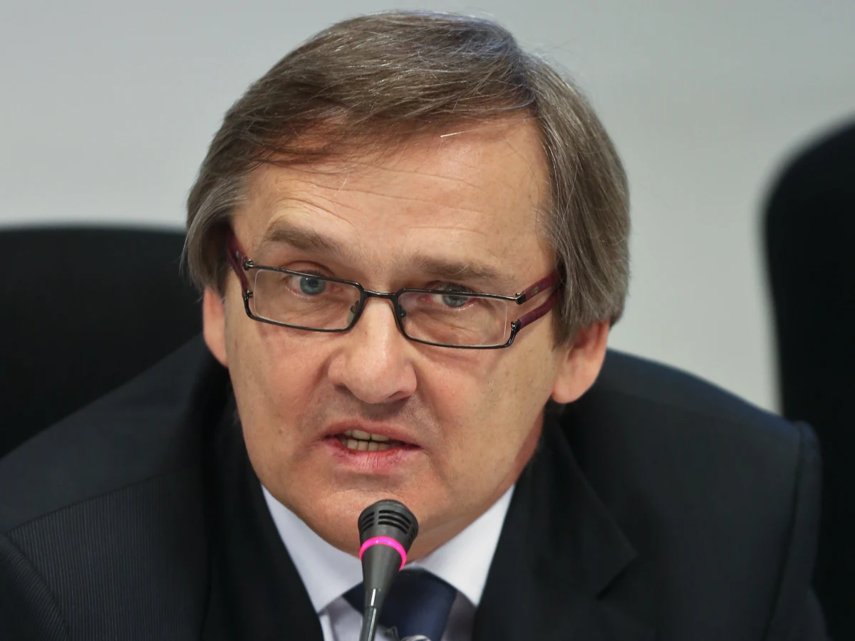 Minister Bartosz Arłukowicz, który zarzuca samorządowi lekarzy zmowę milczenia wokół błędów lekarskich, jest mu winien ponad 20 milionów złotych. Rachunek na taką sumę przekazał szefowi resortu zdrowia prezes Naczelnej Rady Lekarskiej Maciej Hamankiewicz. Jak się okazuje, rachunek dotyczy właśnie tego, o co minister ma pretensje do lekarzy.