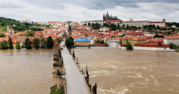 Niemcy, Czechy i Węgry wciąż walczą z powodziami. W wielu miastach, do których zmierza fala kulminacyjna, umacniane są wały. Z najbardziej zagrożonych miejsc ewakuowana jest ludność. W niektórych rejonach przerwane zostały dostawy prądu.