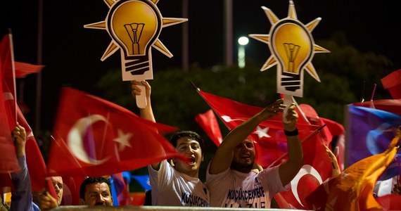 Około 10 tysięcy osób powitało późnym wieczorem  premiera Recepa Tayyipa Erdogana na lotnisku w Stambule, po jego przylocie z Tunezji. "Jesteśmy gotowi za ciebie umrzeć" - skandowali zwolennicy szefa tureckiego rządu.   
