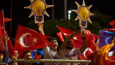 Zwolennicy premiera Turcji: Jesteśmy gotowi za ciebie umrzeć