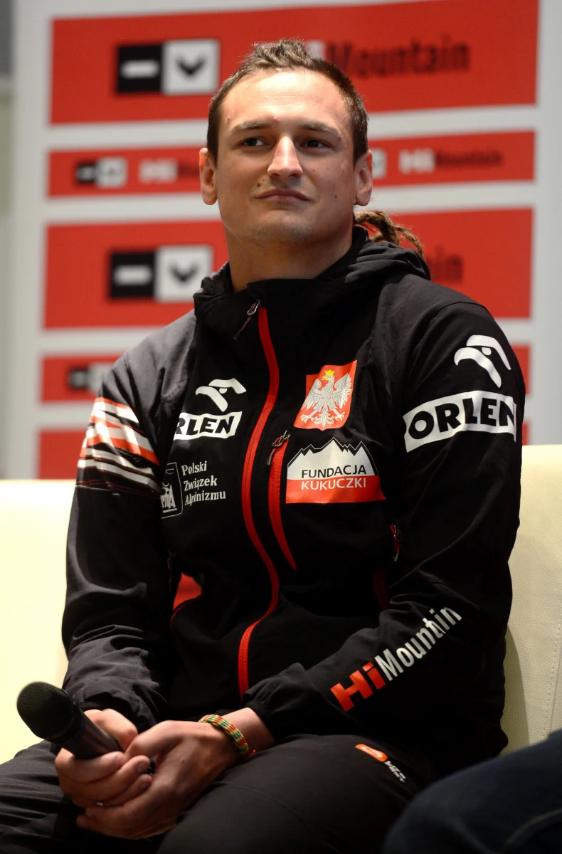 "Liczyłem czas, wiedziałem, że go brakuje. Rzuciłem takie zdanie: 'Chłopaki, może powinniśmy zawrócić'? Maciek tylko popatrzył na mnie, wziął czekan i rozpoczął wspinaczkę" - mówi w rozmowie z dziennikarzem RMF FM Adam Bielecki, pierwszy zimowy zdobywca Broad Peak. Dodaje, że Maciejowi Berbece i Tomaszowi Kowalskiemu nie można było pomóc podczas zejścia. "Jeżeli ktoś nie jest w stanie zapiąć sobie raka, to na pewno nie będzie w stanie zejść 1000 metrów w dół" - wyjaśnia Bielecki. Jego zdaniem, szanse odnalezienia ciał obu himalaistów przez wyprawę Jacka Berbeki są małe.