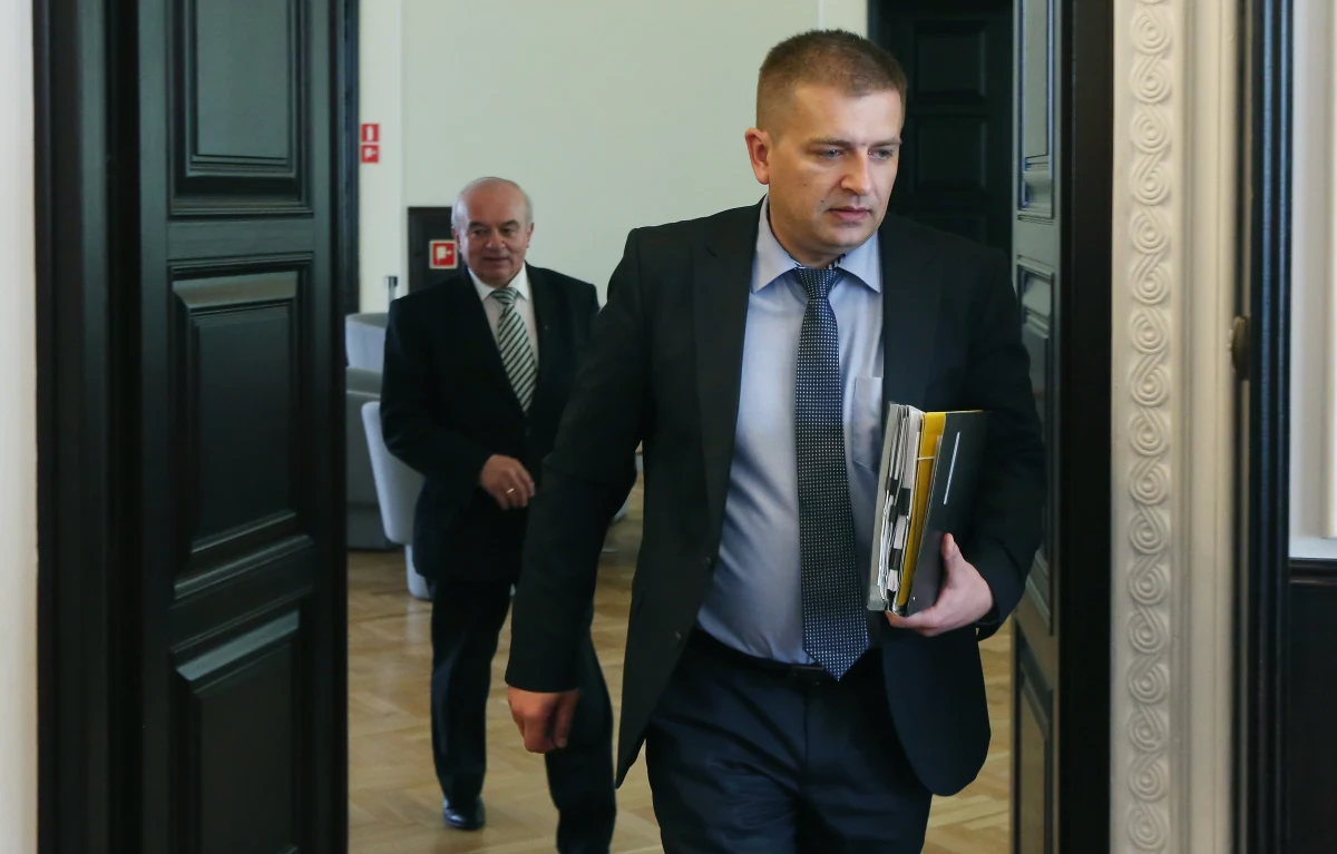 "Rozumiem, że pan prezes Hamankiewicz będzie zajmował się pieniędzmi, a ja będę zajmował się bezpieczeństwem pacjentów i rozmawiał o etyce lekarskiej i o bezpieczeństwie pracy lekarzy" - tak minister zdrowia komentuje kwestię rachunku w wysokości 20 mln złotych, który otrzymał od prezesa naczelnej Rady Lekarskiej. To suma, której szef samorządu lekarskiego domaga się za postępowania w sprawie błędów lekarskich. 