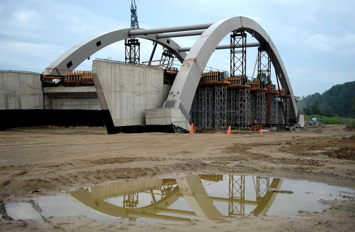 Mija rok od Euro 2012, a najważniejsze drogowe inwestycje zapowiadane na mistrzostwa Europy wciąż są niegotowe. Ich listę sporządził reporter RMF FM Piotr Glinkowski.