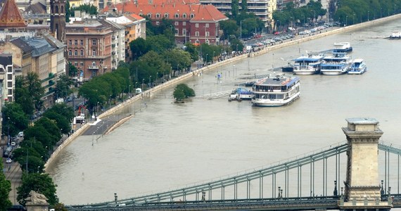 Węgierskie władze, służby przeciwpowodziowe i tysiące wolontariuszy kontynuują przygotowania do największej w historii fali powodziowej na Dunaju. W poniedziałek fala ma dotrzeć do Budapesztu. 