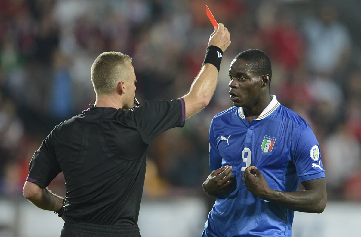 Gwiazda piłkarskiej reprezentacji Włoch Mario Balotelli przeprosił na Twitterze za zachowanie w eliminacyjnym meczu w Pradze. W 240 sekund otrzymał dwie żółte kartki i w 72. min. musiał zejść z boiska. Frustrację wyładował w tunelu prowadzącym do szatni. 