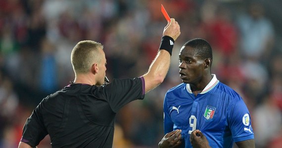 Gwiazda piłkarskiej reprezentacji Włoch Mario Balotelli przeprosił na Twitterze za zachowanie w eliminacyjnym meczu w Pradze. W 240 sekund otrzymał dwie żółte kartki i w 72. min. musiał zejść z boiska. Frustrację wyładował w tunelu prowadzącym do szatni. 