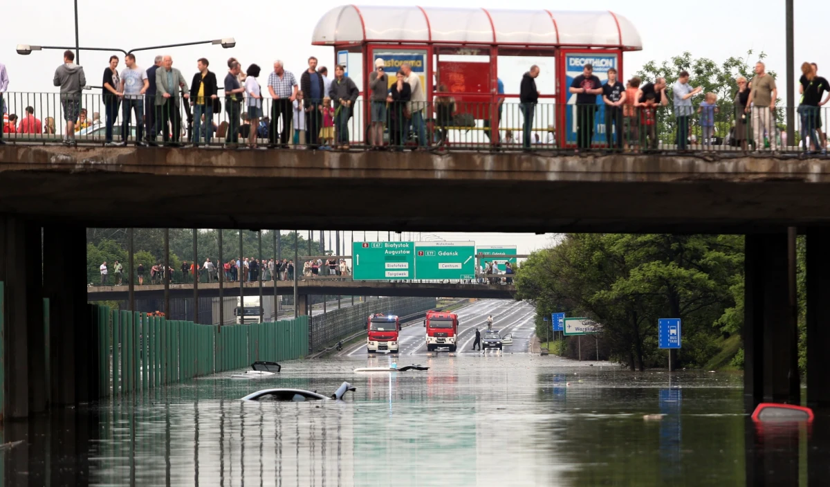 Od rana przejezdny jest już odcinek Trasy Toruńskiej pomiędzy węzłami Powązkowska i Modlińska w rejonie ulicy Mickiewicza w Warszawie. Trasę zamknięto po wczorajszej nawałnicy, która przeszła nad stolicą. Wielkie sprzątanie po burzach trwa także w innych regionach - między innymi w Świętokrzyskiem i na Podlasiu, gdzie strażacy wiele godzin wypompowywali wodę z podtopionych domów.